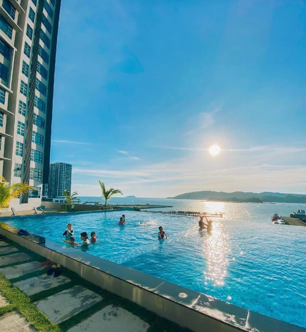 Seaview Luxury Condo Homestay 2Bed 2Bath Jesselton Quay By R2 Residence コタキナバル エクステリア 写真